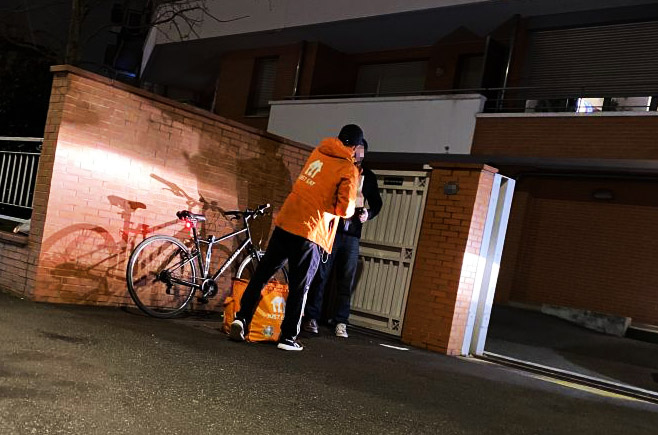 Coursier Just Eat livrant un repas à Toulouse